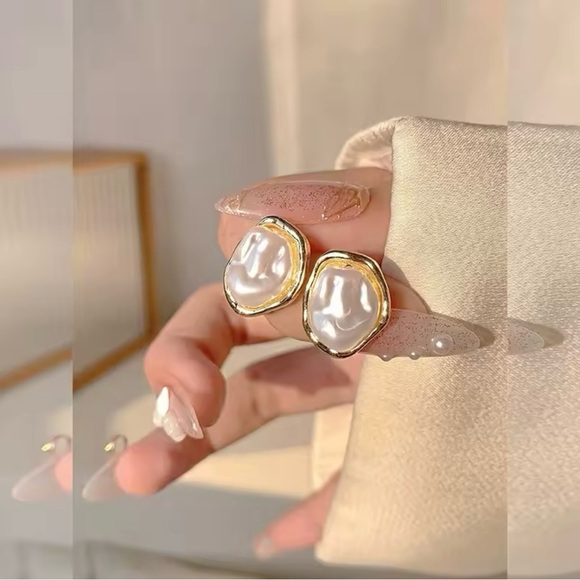 NWT Elegant Gold & Pearl-Inspired Stud Earrings – Classic & Timeless - Picture 3 of 3